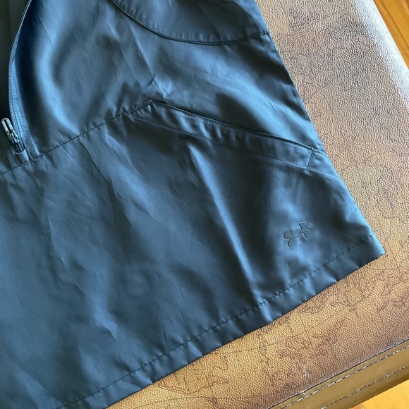 Under Armour Women's Black Sleeveless windbreaker with hood - Picture 3 of 7